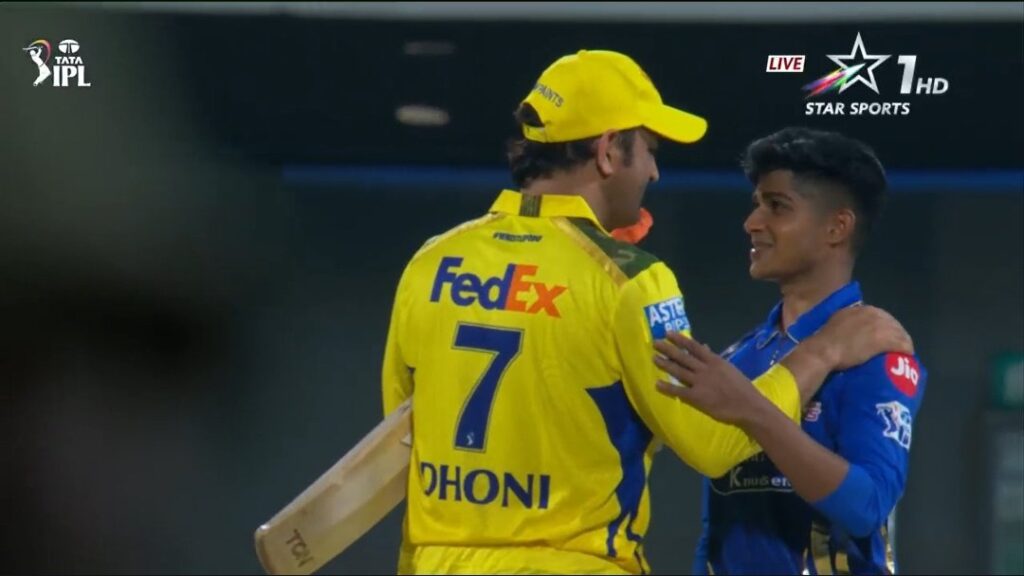 DHONI APPRECIATING VIGNESH PUTHUR